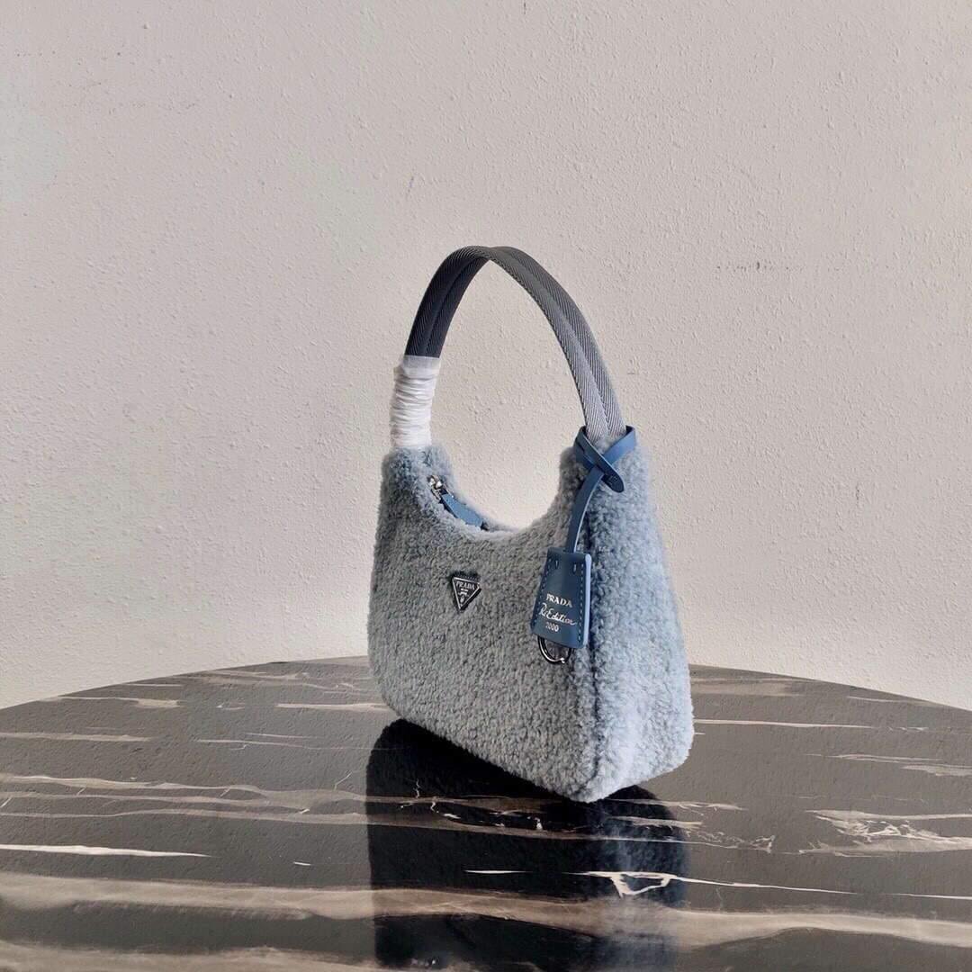 65324da977341.jpg Replica Prada 1NE515 Re Edition 2000 Shearling Mini Bag Blue - 图片 1