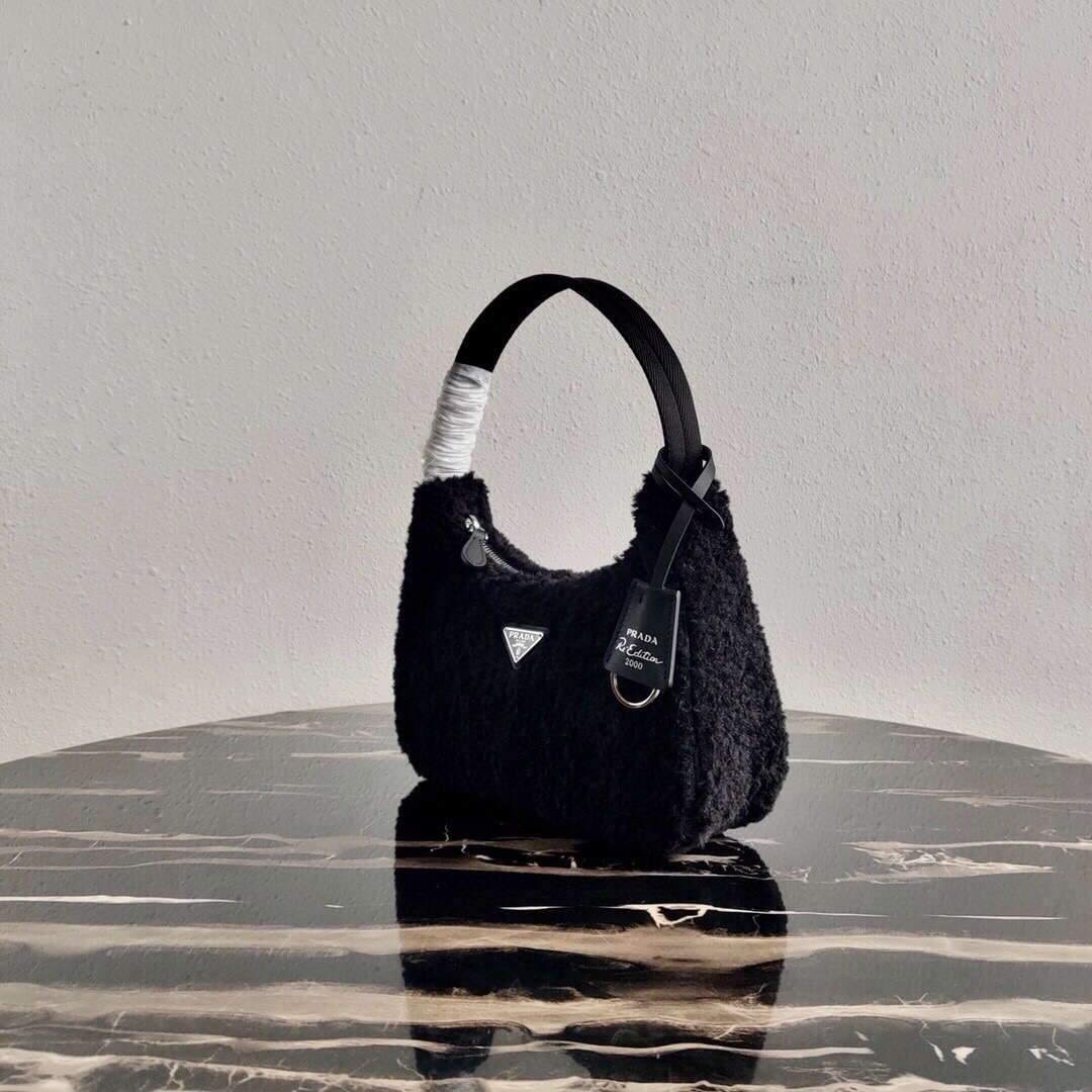 65324db8ec5f2.jpg Replica Prada 1NE515 Re Edition 2000 Shearling Mini Bag Black - 图片 1