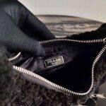 Replica Prada 1NE515 Re Edition 2000 Shearling Mini Bag Black - 图片 7