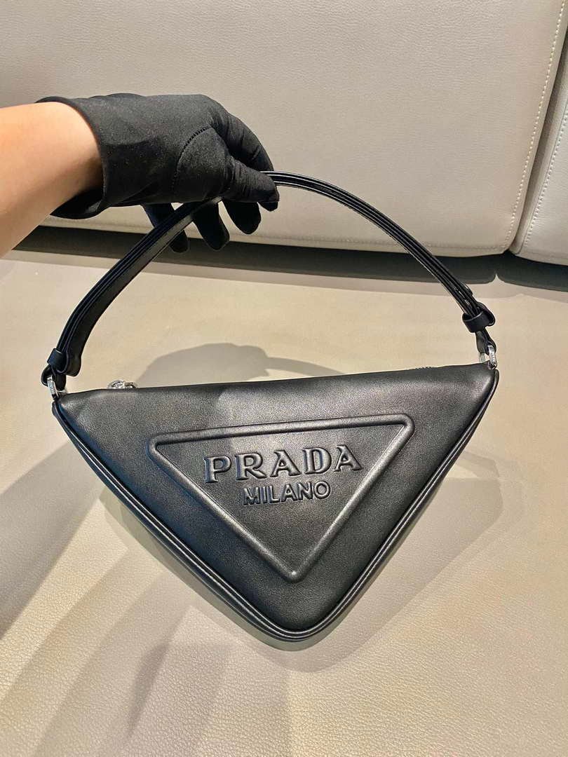 65324e2807ad6.jpg Replica Prada 1NQ043 Triangle leather pouch Black - 图片 1