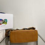 Replica Prada Leather hobo bag 1BC073 Tan - 图片 4