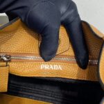 Replica Prada Leather hobo bag 1BC073 Tan - 图片 8