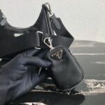 Replica Prada 1BH204 Prada Re-Edition 2005 Nylon Bag Black - 图片 5