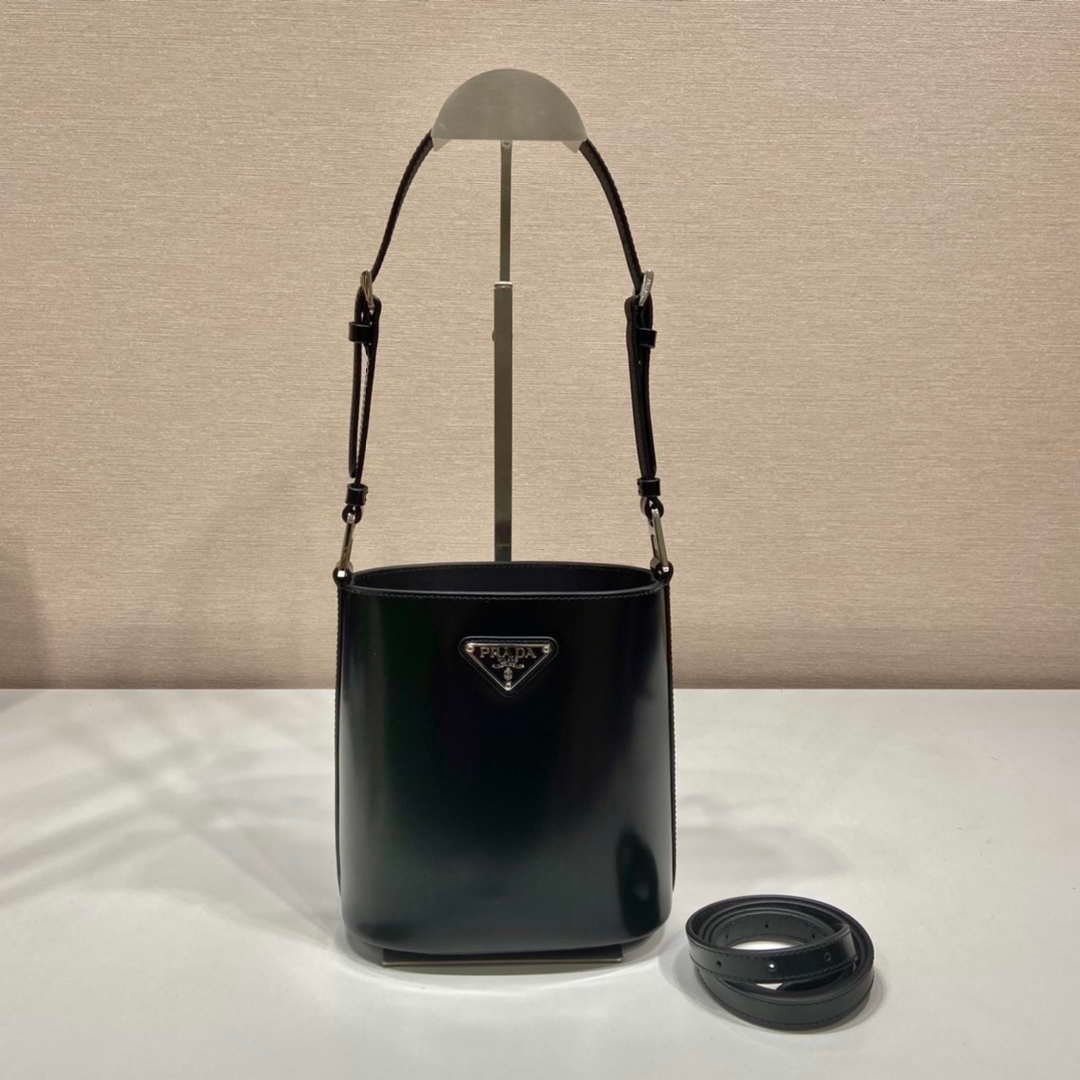 653252241cc6a.jpg Replica Prada Mini brushed-leather bucket bag 1BE059 Black - 图片 1