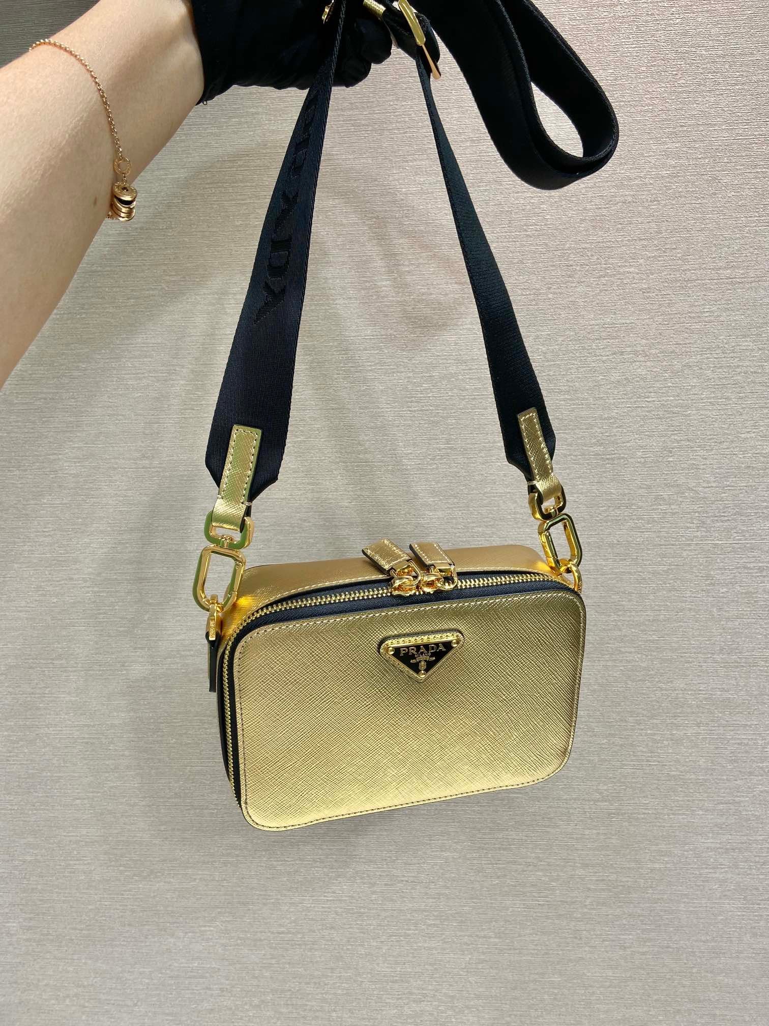 65325b2e27f37.jpg Replica Prada 2VH070 Saffiano Gold leather Prada Brique bag - 图片 1
