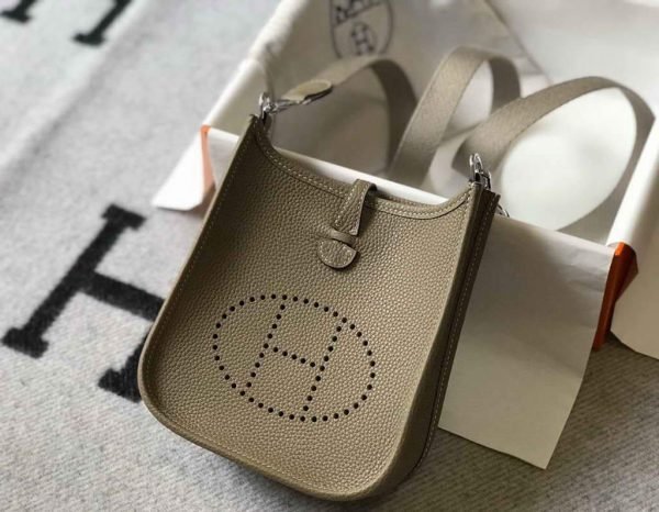 653276fc4253d.jpg Replica Hermes Evelyne Bag Hermes Mini Crossbody Bag 20403 Silver Buckle Kakhi - 图片 1