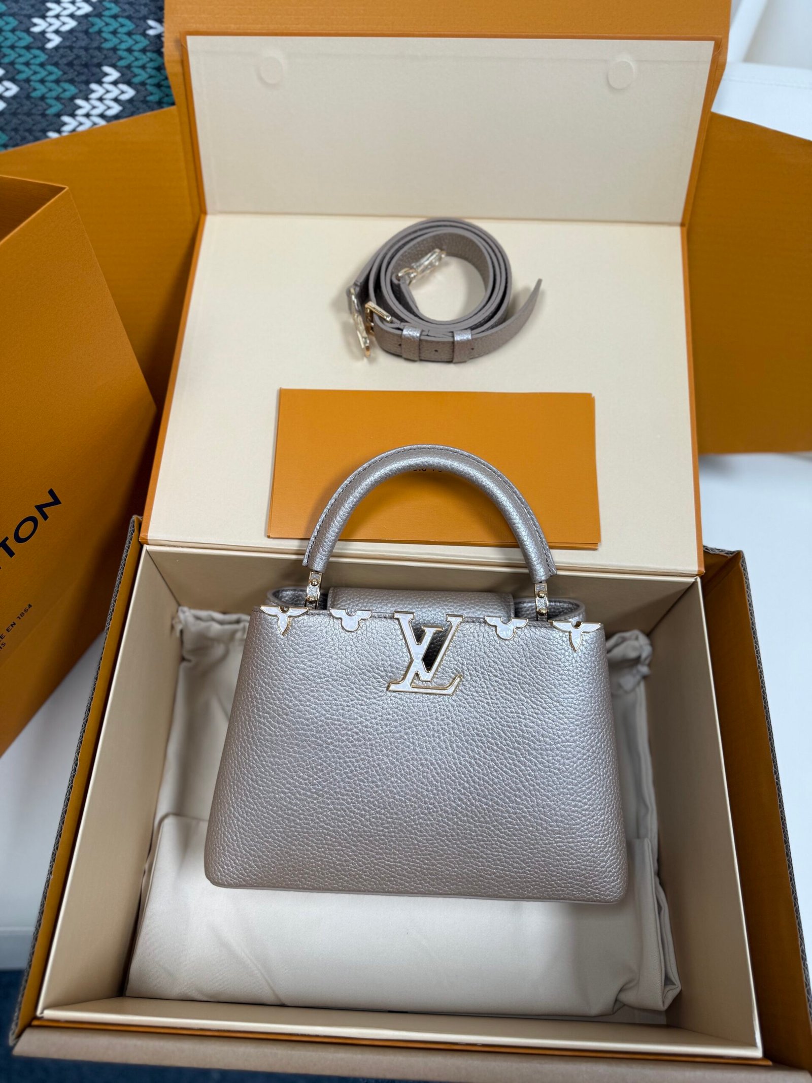 IMG_4228-scaled-1.jpg Louis Vuitton Capucines BB ostrich leather handbag Model: M11341 Size: 27cm*18cm*9cm - 图片 1