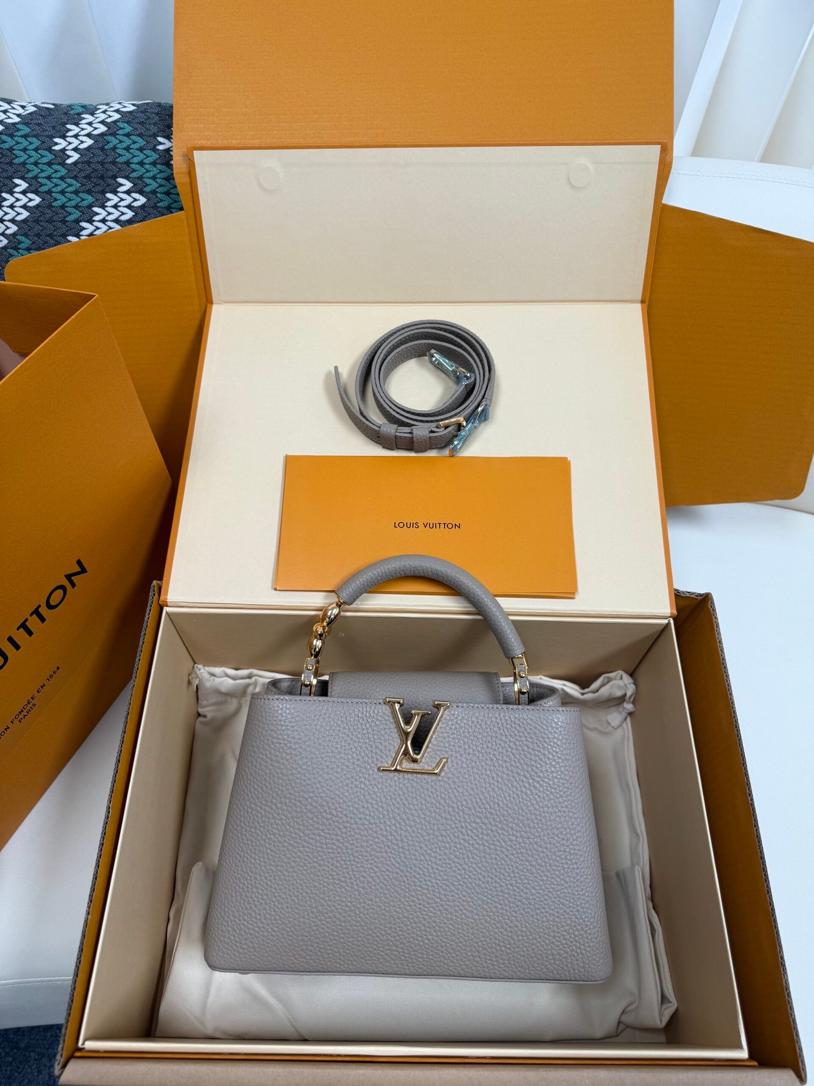 IMG_4244-scaled-1.jpg Louis Vuitton Capucines BB Handbag Model: M24698 Size: 27cm*18cm*9cm - 图片 1