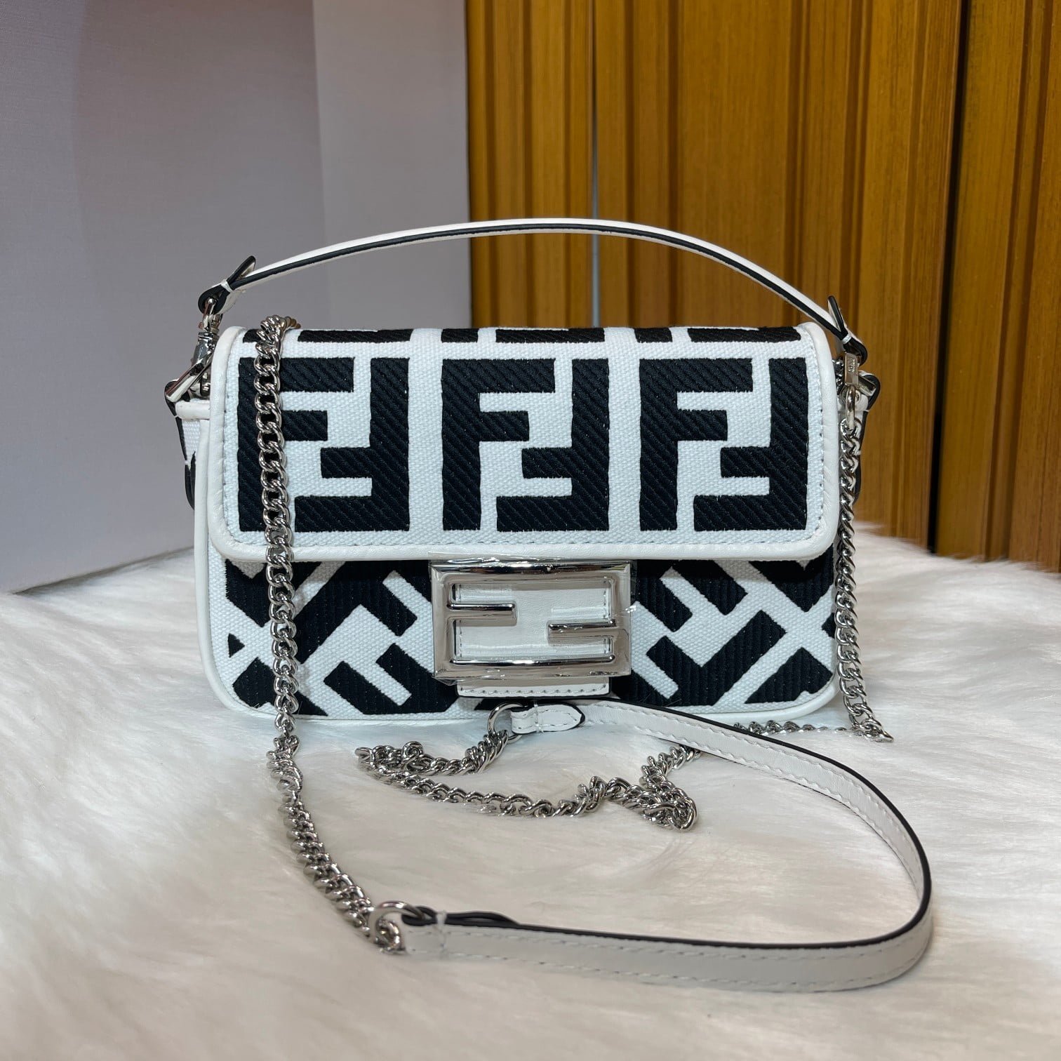 a1687140572012_6524.jpg FENDI 2023 latest BAGUETTE bag with Chain strap F2029 Size:19-5-15CM - 图片 1