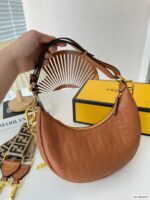 FENDI half moon bag Underarm bag size: 28*16cm - 图片 5