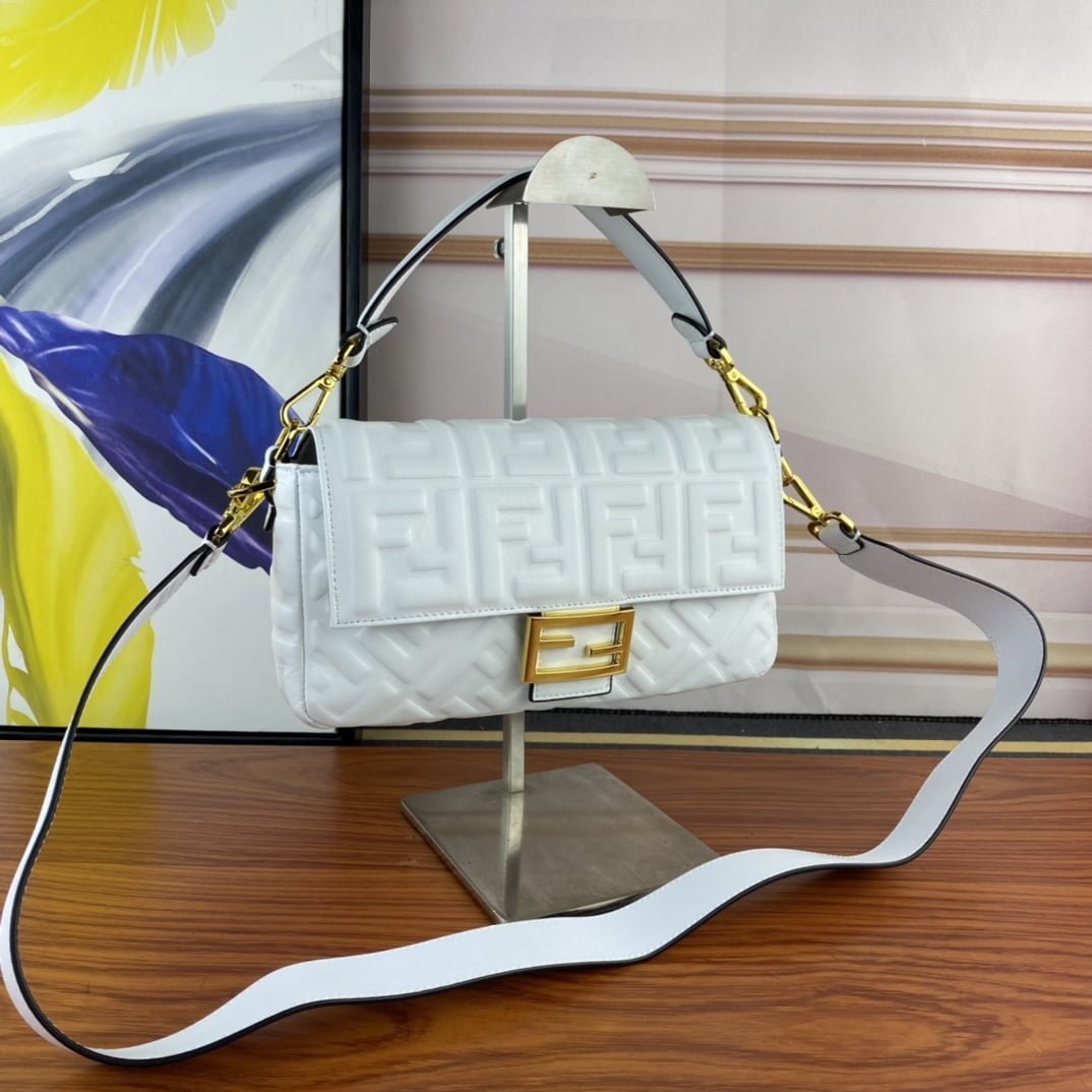 i1682175210_1166_1.jpg FENDI BAGUETTE Embossed design White Handbag F0191 Size: 26x5x15cm - 图片 1